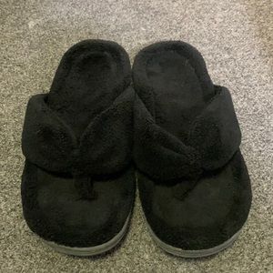 Size 5 Vionic comfy slippers, nonmarking. New!